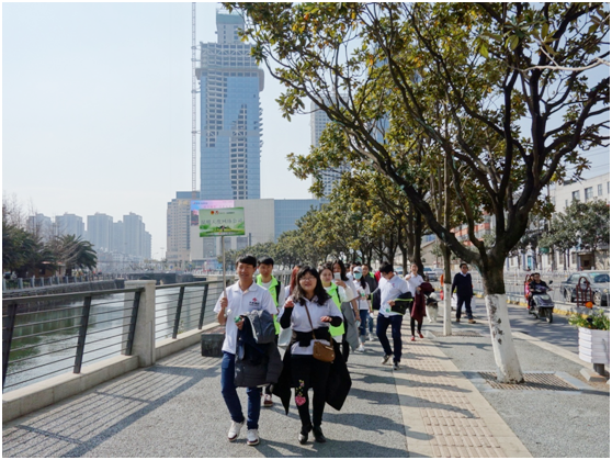 一路上，志愿者把“学雷锋践行动 树新风做好事 做志愿者”的精神传扬到大街小巷，把雷锋为人民服务的志愿精神带到城市的每个角落。