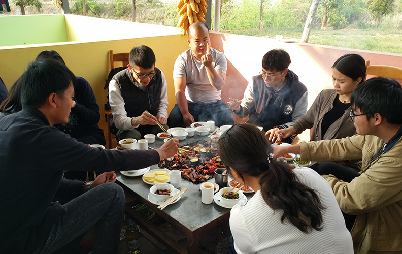 又因椒盐辣酱的增色，和不停的反动，均匀的受热，使食物变得更加入味